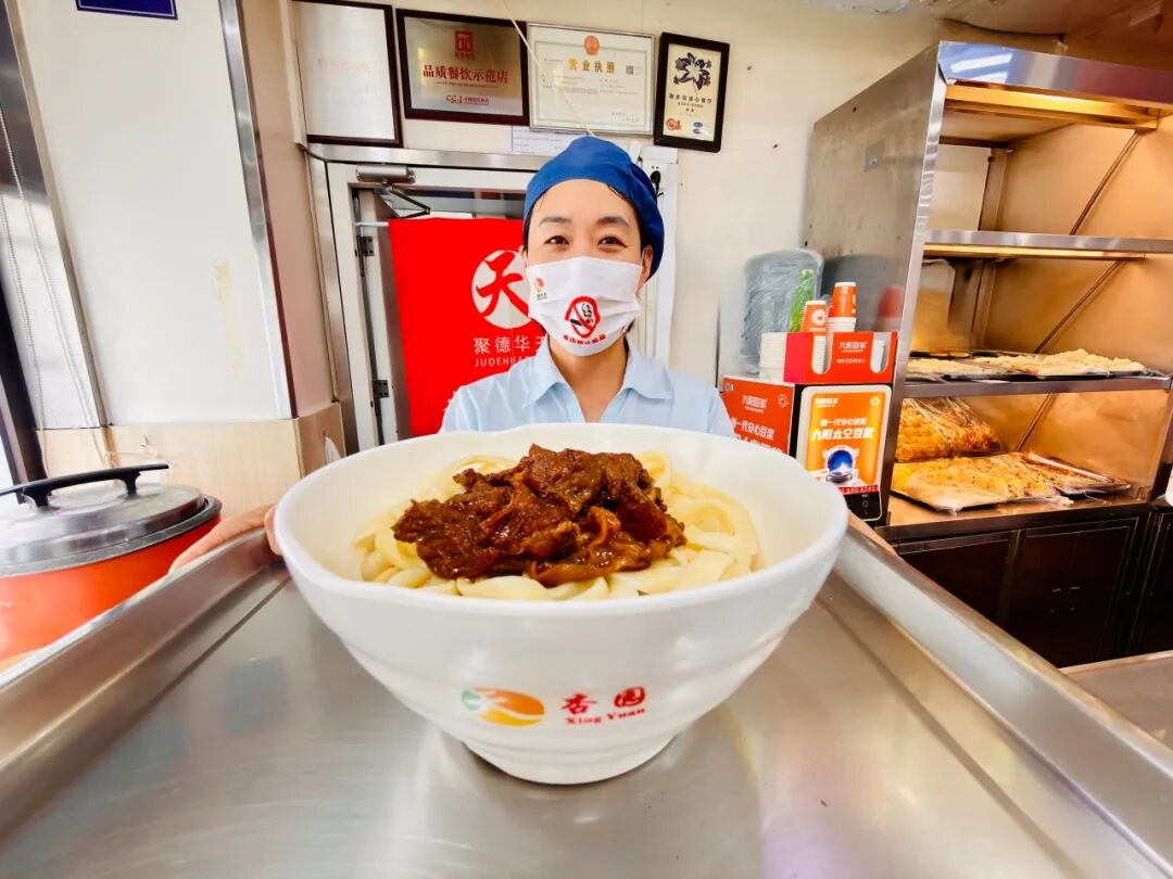 BeijingEvening's tweet photo. 二伏面香添新意，西城老字号各出“凉”策
Noodles for Zhongfu, with a cool twist! Time-honored brands in #Beijing's Xicheng District are rolling out refreshing new icy drinks for the second phase of #Sanfu alongside their iconic noodles. Sales today have surged by over 200% compared to normal days. #BeijingEats