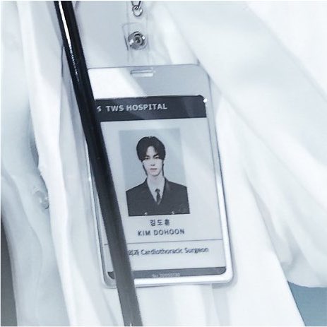 dohshund's tweet photo. @dohoonbliss cardiothoracic surgeon MIND YOU😭😭😭 https://t.co/hNDyglYFFl