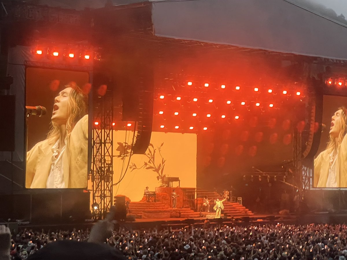 69fest's tweet photo. FUJI ROCK FESTIVAL 2026
Fujii Kaze 藤井風 (Green Stage)

ついに風さんをフジロックで。
お天気素晴らしい晴れ模様。
PAブースから登場、ステージセットもトリかと思うくらい豪華。
こりゃフジロックじゃないと対応出来そうにないMステのような階段セット。
声も音もホーン隊も全てが素晴らしい！ https://t.co/yEqFeaCYdF