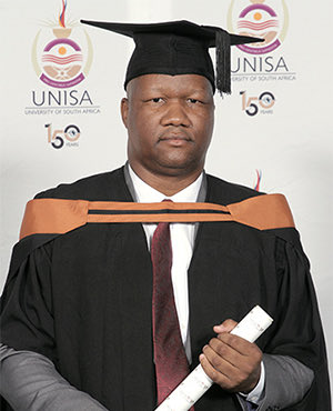 ZizinjaAbelungu's tweet photo. Marshall Dlamini:

Bachelor of Arts in International Relations from UNISA
Businessman
Registered for a Bachelor of Arts Honours in Political Science

Fikile Mbalula:

Grade 6
Amatanyula 😭😭

Ayikho lento! 😭😭😭 https://t.co/83lQDCHWB1