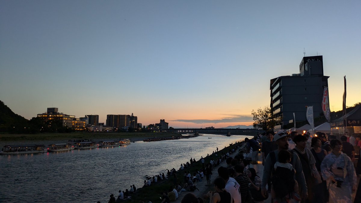 Study_Orca's tweet photo. 長良川の鵜飼。毎週土曜日は出店が並ぶので川辺が人で賑わいます。
#長良川
#岐阜城
#鵜飼 https://t.co/KIjRfsZG1c