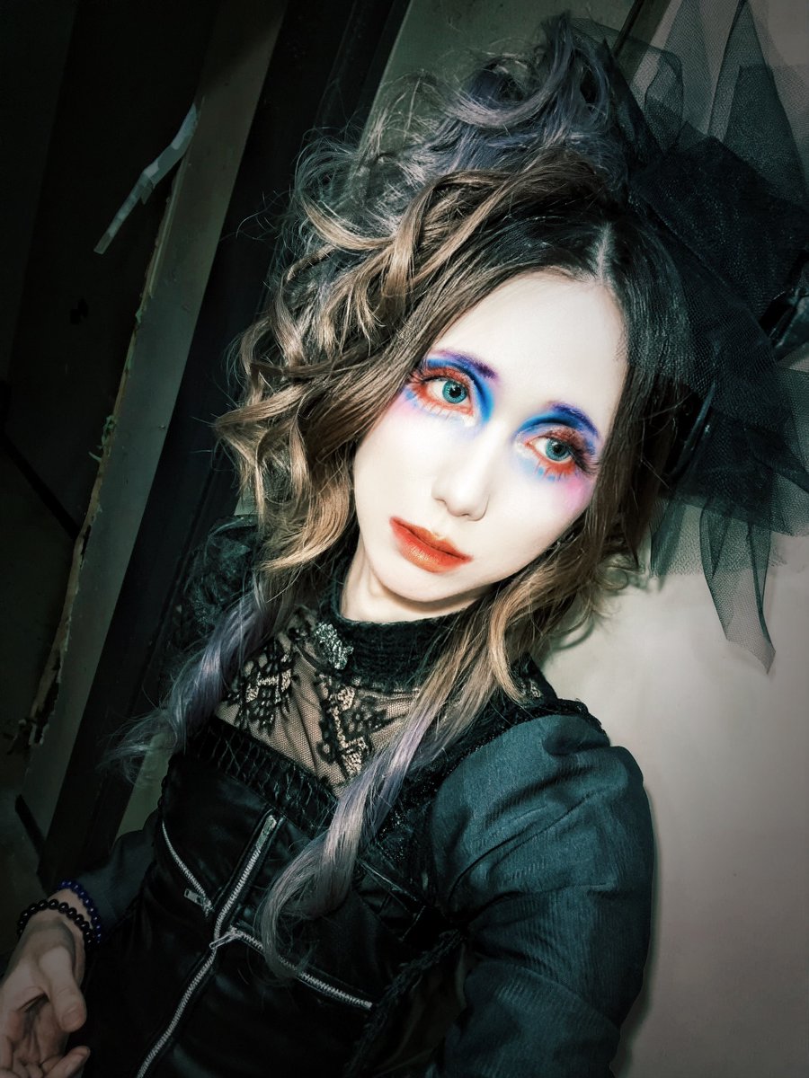 gulu__lanju's tweet photo. 夏の行方大阪ありがとうございました🐙
あっという間に終わってしまったな🥹ヴィジュアル系をこれからも盛り上げていきましょうぞ🤓たのしかった👊
ps.KiDでは封印していた妖怪(メイクの話ね)の片鱗を徐々にだせてきて嬉しいです https://t.co/Ohx8mrIo39
