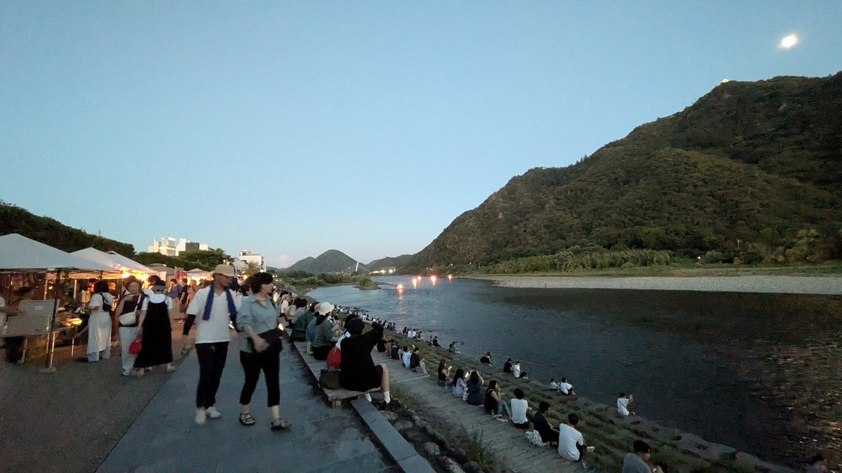 Study_Orca's tweet photo. 長良川の鵜飼。毎週土曜日は出店が並ぶので川辺が人で賑わいます。
#長良川
#岐阜城
#鵜飼 https://t.co/KIjRfsZG1c