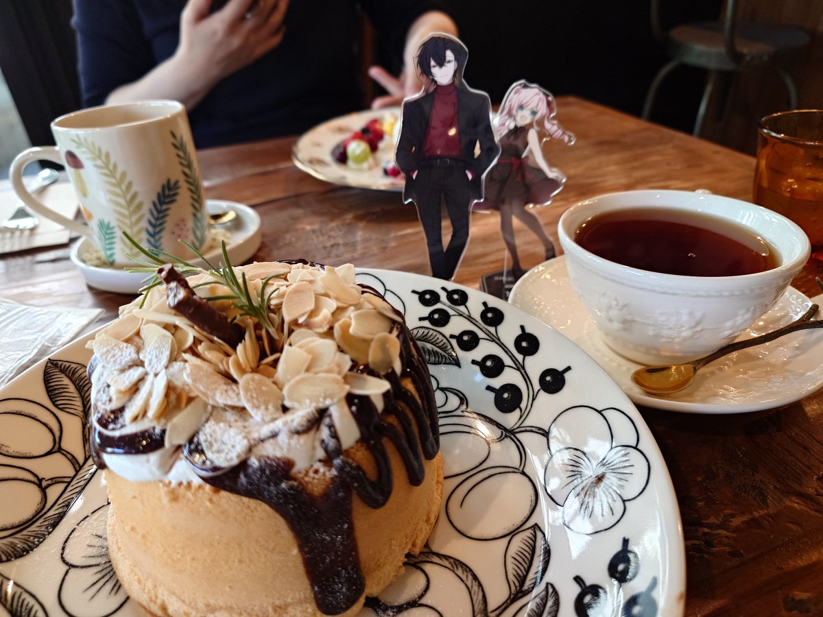 scocotto's tweet photo. 仮さんとアフタヌーンしてきた！！仮さんが注文したウサギのクリームチーズめちゃくちゃ可愛い…
そして躊躇なく豪快に頭から食うのを見た🐇 https://t.co/EMndpixdRt