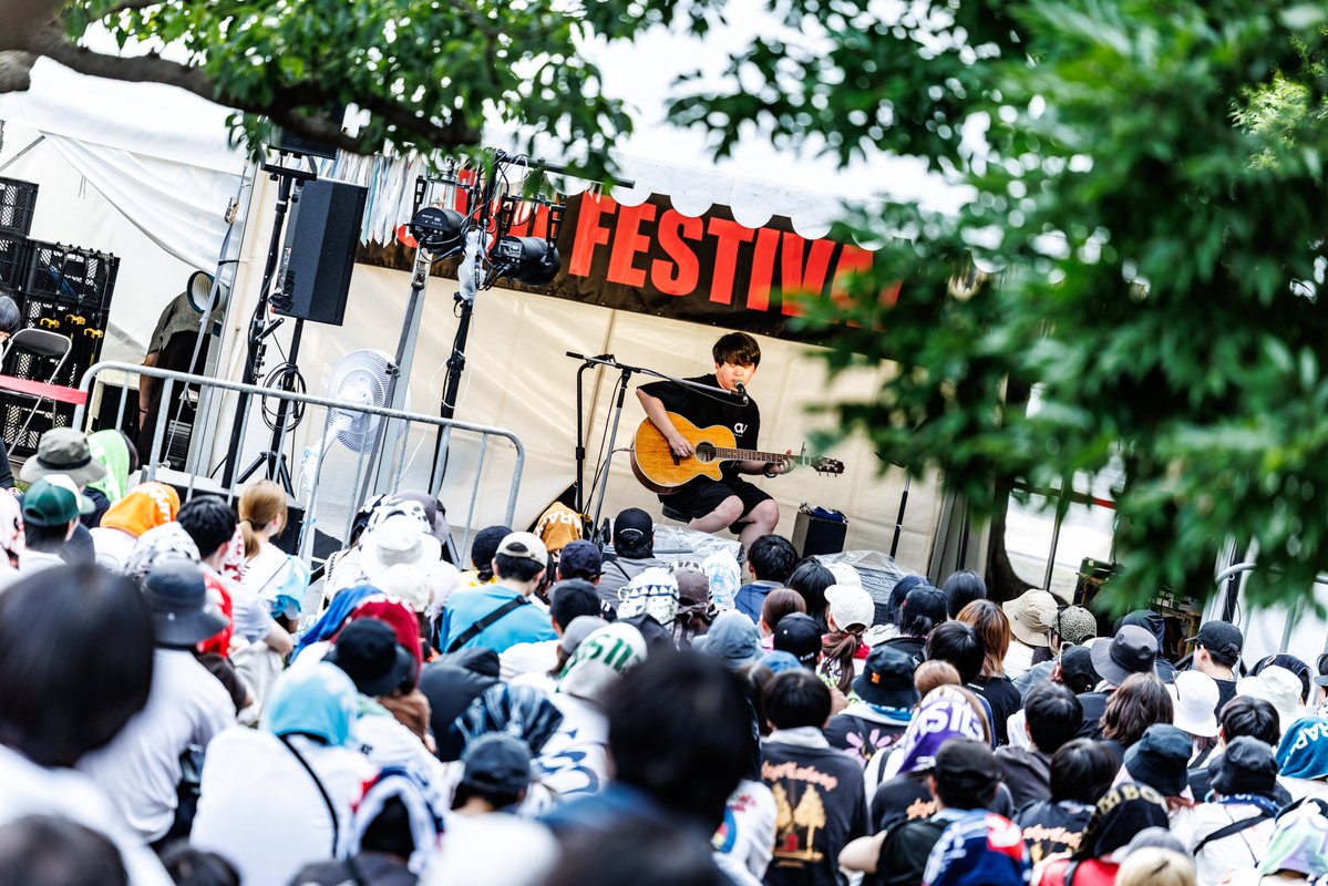 murofes's tweet photo. 【 #ムロフェス2026レポ 】

多くの人が待ち望む視線の先に現れたのはオサキアユ。大粒の雨と雷鳴が響く中でも、その状況すら受け入れるように歌を届け続ける。『そう』を歌い終えたところで惜しくも中止となったが、ありのままの現在地を刻んだこのステージは、その場にいた誰にとっても忘れられない時間となった。

pic @katada0326
#murofes