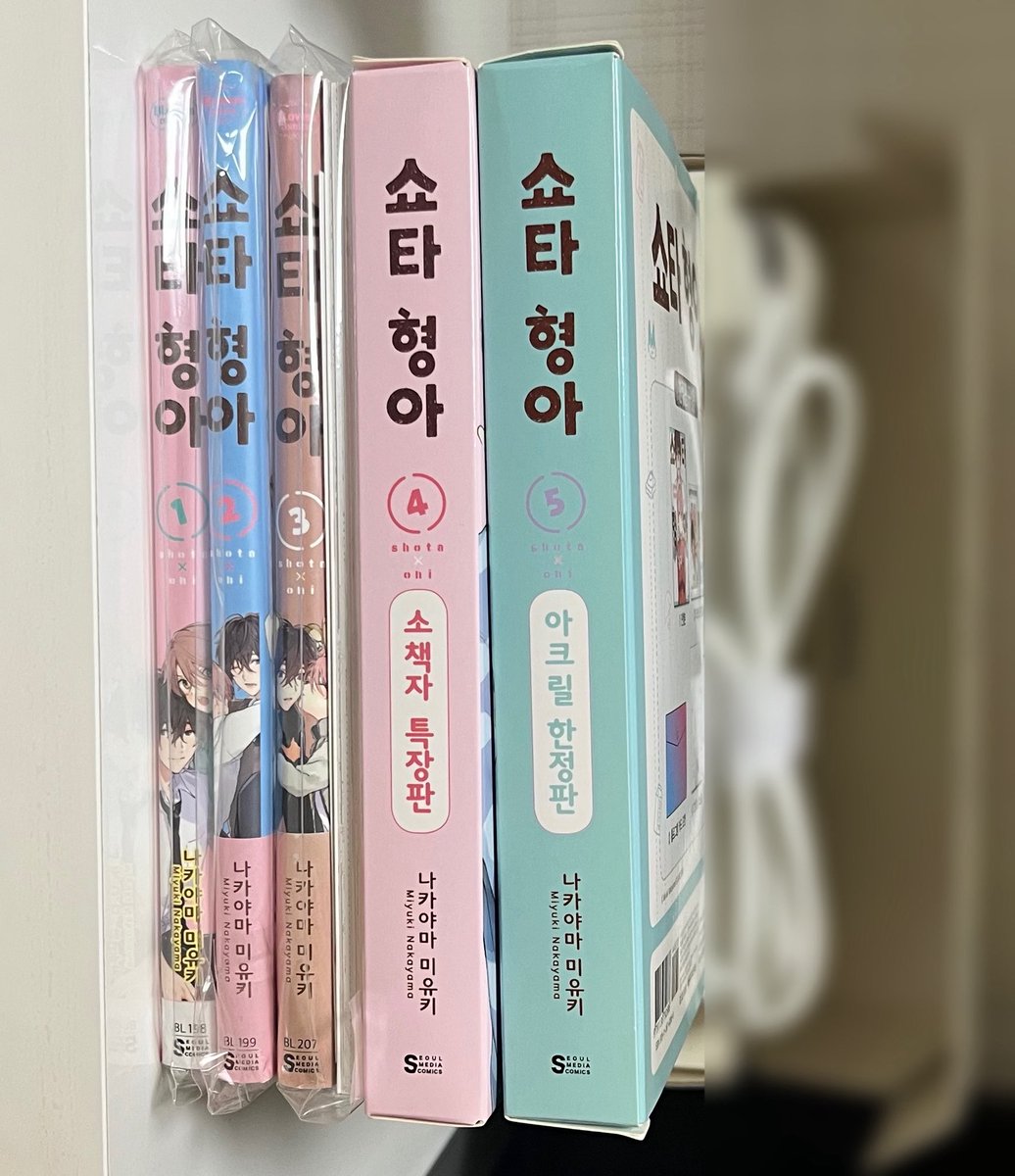 Q8Po7c's tweet photo. 쇼타형아 만화책 1-5권 초판 한정판 특장판 일괄 판매 9.0

구성품 확인용 1회 개봉 후 쭉 보관만 했습니다
상태 좋고 책과는 별개로 아크릴스탠드도 같이 드려요!
모두 원가 이하로 책정했습니다
배송비 별도이며 무게에 따라 추가금 발생할 수 있습니다 ㅠ! https://t.co/5SbZDx9wDK