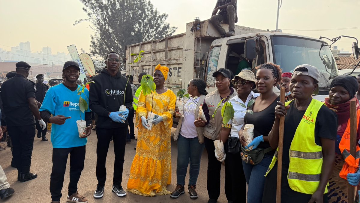 UReportUganda's tweet photo. When it comes to protecting our environment and tackling climate change, U-Reporters always show up! 🌍💚

We proudly stood alongside partners and citizens this morning at the National Clean Up Launch in Kisenyi, proving that every action big or small counts towards a cleaner, greener future.

Together, we're turning commitment into action and inspiring others to do the same.

#NationalCleanUp #ClimateAction #UReport #ForEveryChild #MyGreenActionUg
