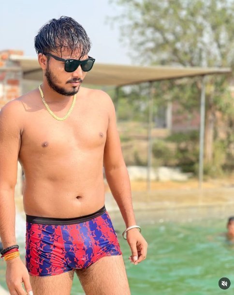kendrickgooner's tweet photo. Before you take this Account seriously This is the person behind this Account 😭😭 

and he failed class 12th and studied from ITI so don't give him any attention 🙏 https://t.co/Xddf2ETbFy