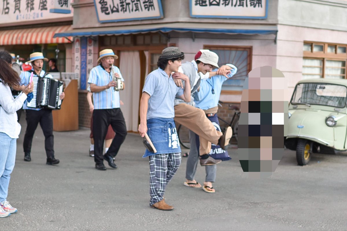 miya____1118's tweet photo. 駐在'sが盗を持ち上げてたんだけどその後ろでおっちゃんを持ち上げようとする🍳🍌。いや、おっちゃんが持ち上げられたがってる？ｗ https://t.co/CvQG6LtFSI