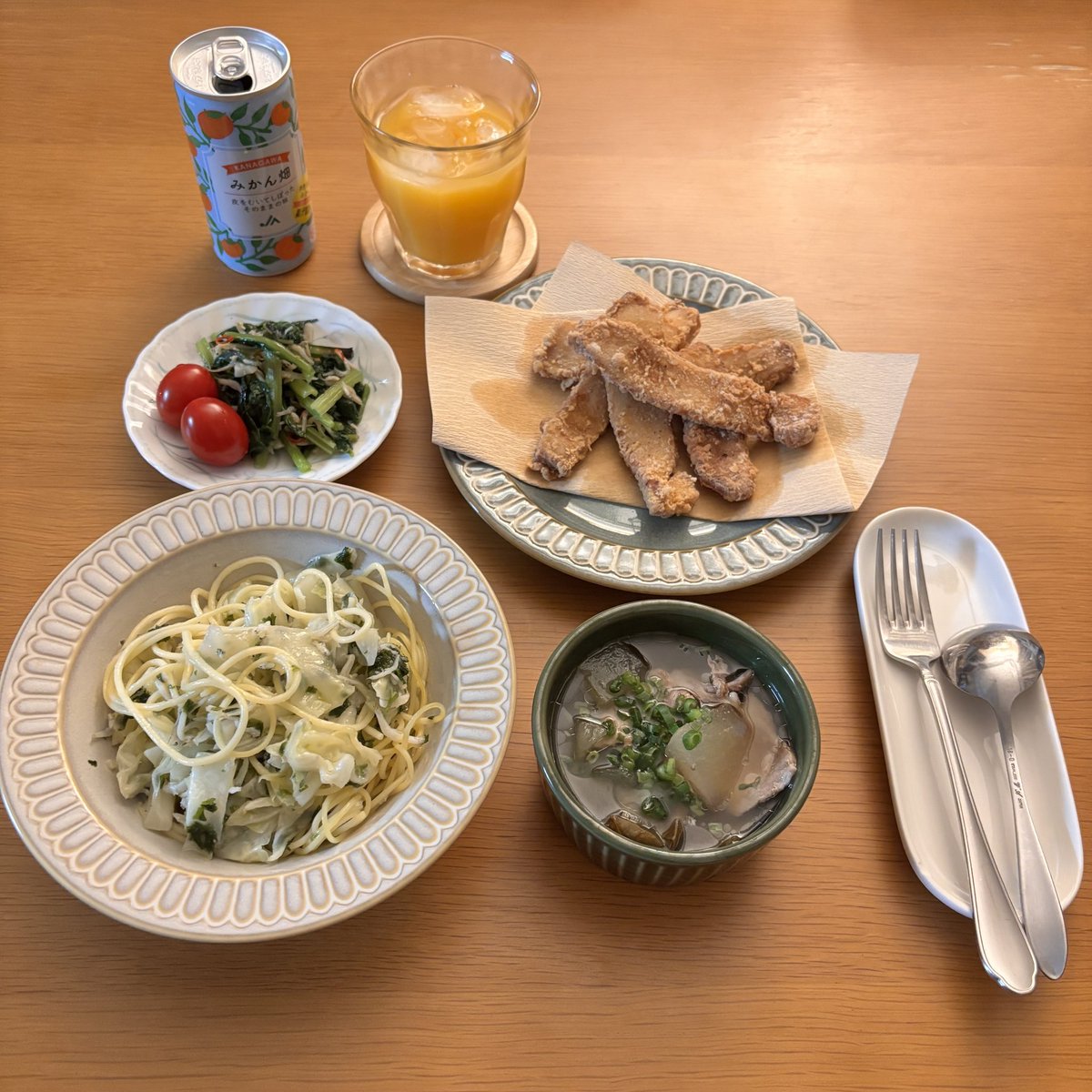Natus088's tweet photo. 残りスパ、残りスープ、お刺身の残りの唐揚げ、すぴなっちととめぃとう
みかん100%ストレートジュース https://t.co/cHUDdEu99D