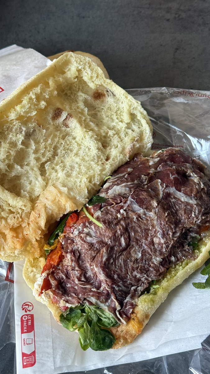 asuna_nia's tweet photo. j’ai testé trisapori et bah que dire, j’arrête de croire que mes sandwich sont injouables, c’était tellement bon, léger et pas sec du tout, je vous conseille le jambon de veau et le black angus si vous osez le périple https://t.co/rH2p2gnIB1