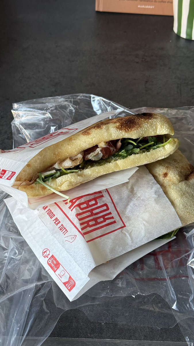 asuna_nia's tweet photo. j’ai testé trisapori et bah que dire, j’arrête de croire que mes sandwich sont injouables, c’était tellement bon, léger et pas sec du tout, je vous conseille le jambon de veau et le black angus si vous osez le périple https://t.co/rH2p2gnIB1