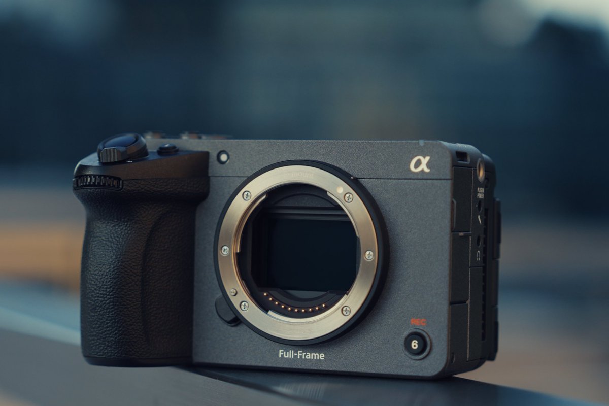 Ussiy_Films's tweet photo. 今日の22〜23時くらいに
Sony FX5 のYouTube投稿します。

めちゃくちゃ必死こいで
使いまくりました。

発表と同時に投稿も出来たけど、
再生数よりも質をとりました。

そのくらい気合の入ったレビューです！
ぜひ寝ないで待っててください！

今絶賛書き出し前の微妙な調整中です。笑 https://t.co/dJ85MY3tC8