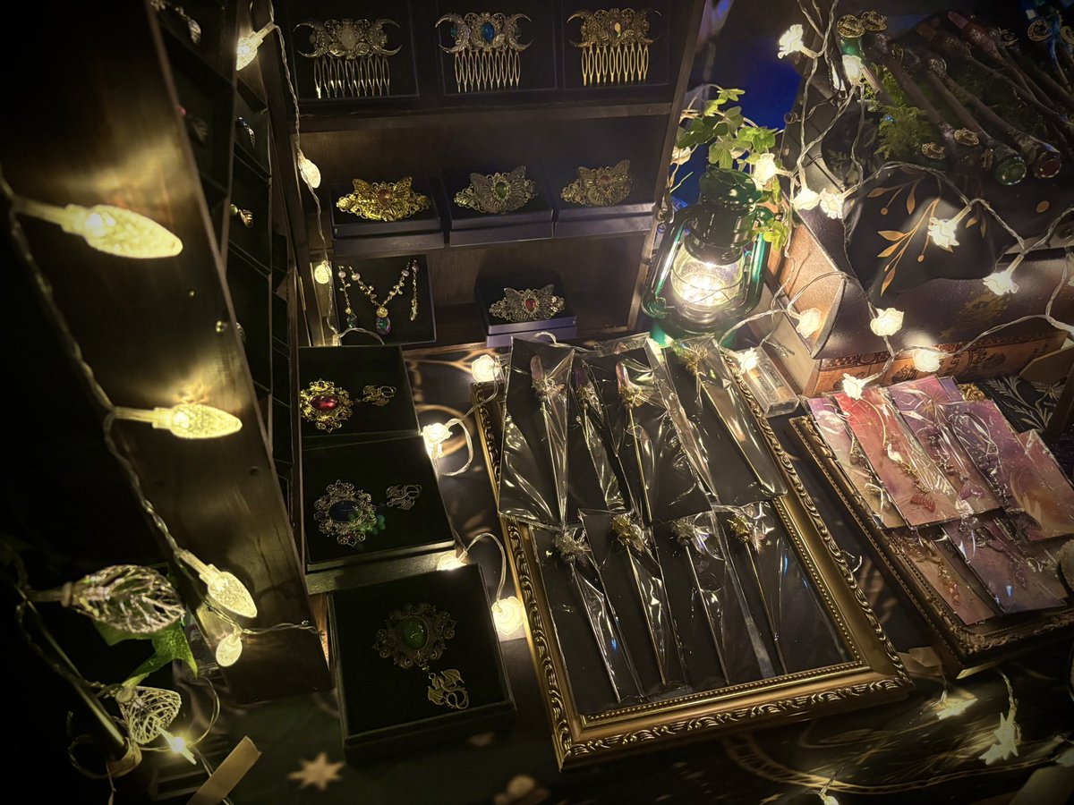 sdsabbath's tweet photo. 「星降る森の魔法市」(@hoshimorimagic)に、サロサバにも出店してくださっている十雲子さん(@tomoko239 今回は《Miracle garden》ブースで)と、秘彩堂さん(@taaaaa_yan)がブース出展されていました🪄

光を放つ魔法アイテムがたくさんあり、幻想的で素敵な空間でした💎

#星森魔法市 https://t.co/xensKznQnM
