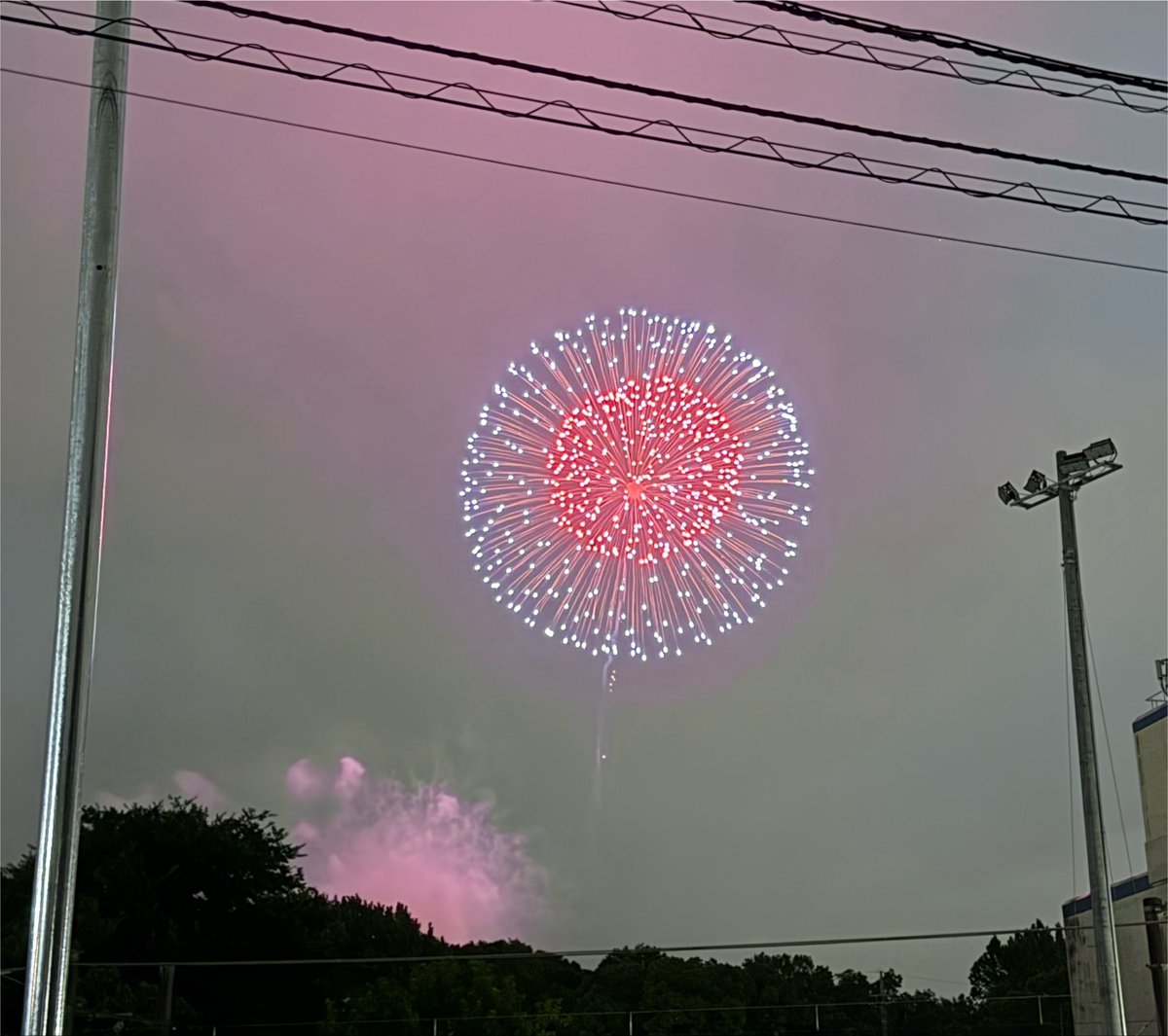 Ree_toaru's tweet photo. 少し外れになりますが、殆ど人のいないスポットから立川の夜空に打ち上がる花火🎆を楽しみました！🥹
片耳で超電磁砲の楽曲を聴きながらこの夜景を眺めていると、それこそ本当に大覇星祭をすぐそこに感じられるようで感動させられるばかり……

立川、やはり素晴らしい街ですね……！！！🥲 https://t.co/BnOA4fDQjt