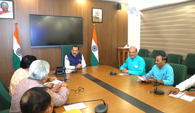 PIB_India's tweet photo. Government committed to engaging with employee organisations through regular dialogue and constructive consultations: Union Minister @DrJitendraSingh 

Legacy service grievances pending for nearly three decades resolved through transparent and Employee-Centric Governance: Union Minister Dr. Jitendra Singh 

Read here: https://t.co/NaehWxAMsw