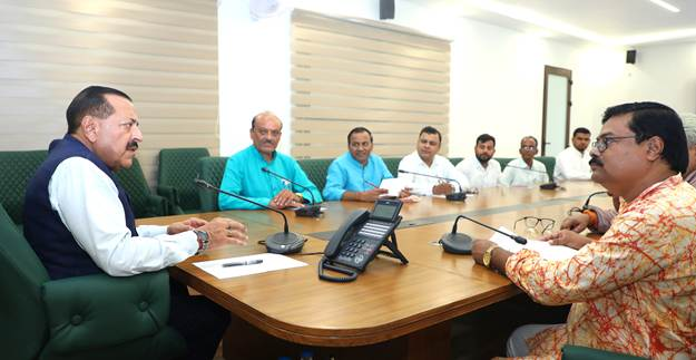 PIB_India's tweet photo. Government committed to engaging with employee organisations through regular dialogue and constructive consultations: Union Minister @DrJitendraSingh 

Legacy service grievances pending for nearly three decades resolved through transparent and Employee-Centric Governance: Union Minister Dr. Jitendra Singh 

Read here: https://t.co/NaehWxAMsw