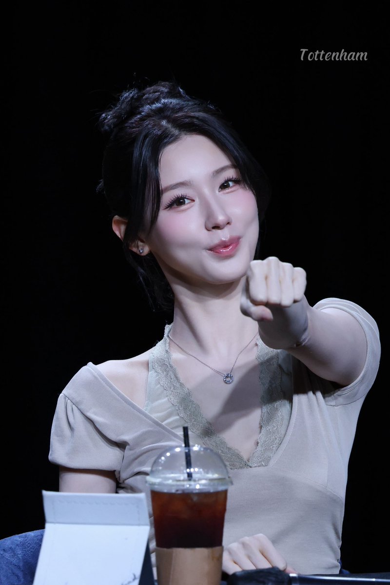 TottenhamKyle's tweet photo. 260725 AM Fansign 👊🏻

#MIYEON #미연 #아이들 #idle https://t.co/NaCi6WjDFs