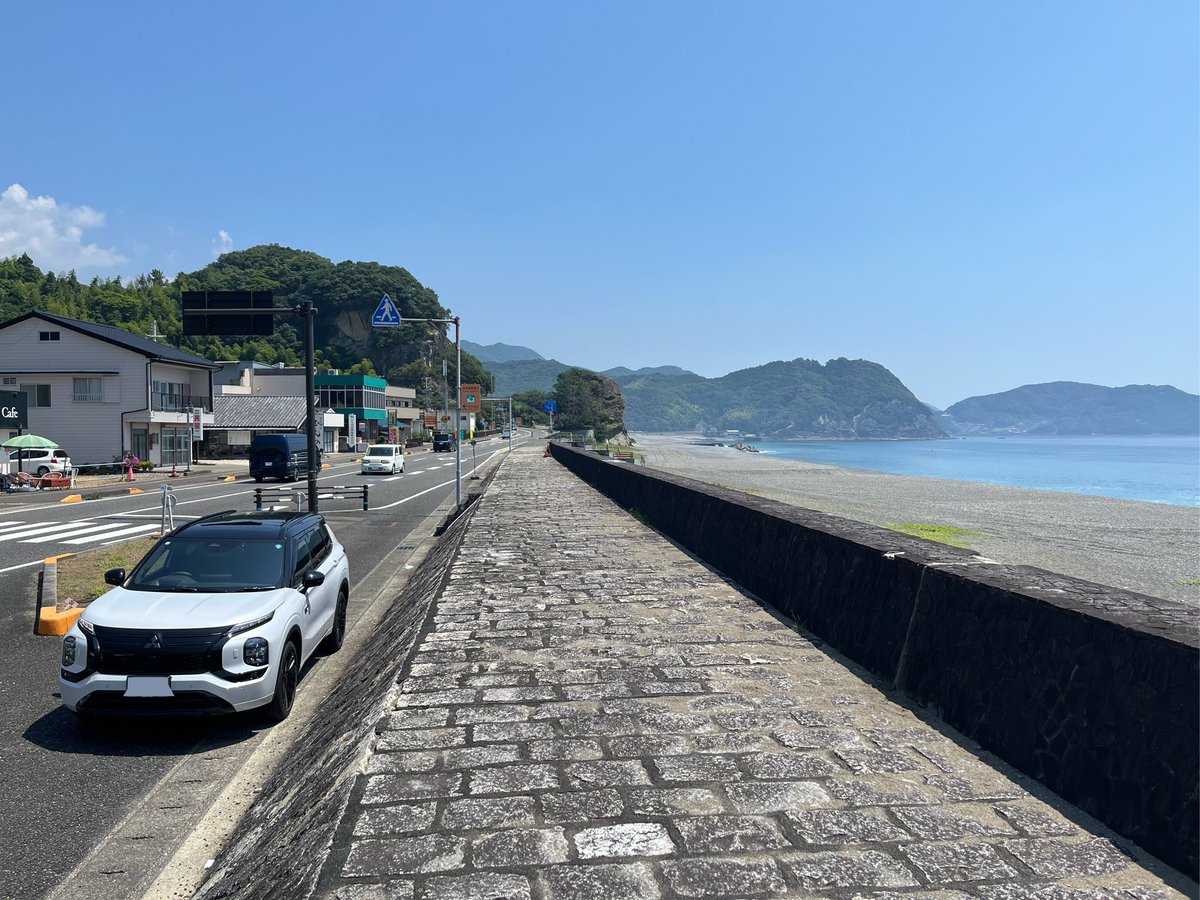 rascalmikawa's tweet photo. 国道42号を熊野から有田まで堪能しました〜
最高の海ドライブでした！
紀伊半島西側は大半の車が高速に流れるので、快走できますね！
#国道42号
#紀伊半島
#アウトランダー https://t.co/8LnVqu6dib