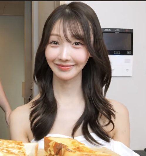 yurina_cosmemo's tweet photo. ヨメック中画面長くないと思う👇🏻
その時の髪型でそう見えただけじゃない？🥹 https://t.co/OQlhvhaFDM