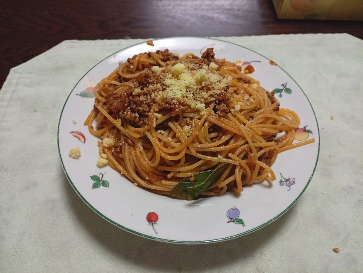 sakamoen's tweet photo. ミートソースパスタ
パスタの盛り付け難しい😥 https://t.co/F3G52mQpxu