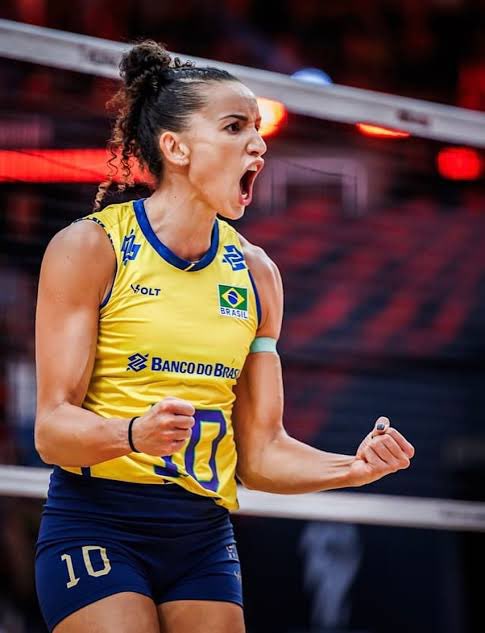 _EliteDoVolei's tweet photo. O vôlei pode ser cruel. 

O Brasil está muito perto de conquistar um título, mas Gabi, a estrela e capitã desta geração, ficou fora do elenco justamente nesse momento.

Que o destino lhe reserve a maior recompensa de todas: o ouro olímpico em Los Angeles 2028. 🇧🇷 https://t.co/jKALPp3NNq
