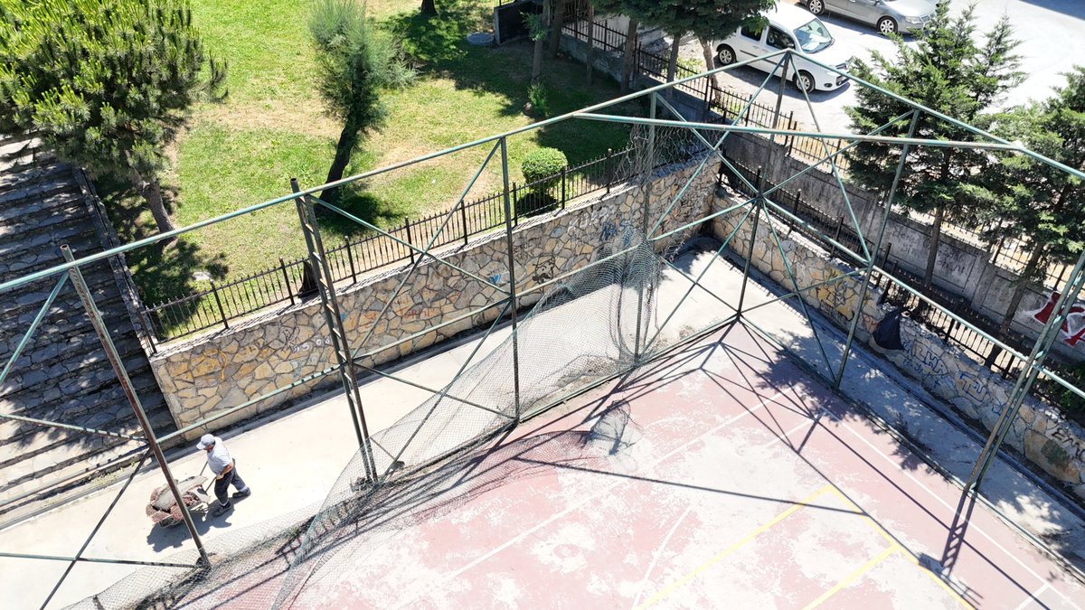 EB_parkbahce's tweet photo. Bölge Parkı'nda bulunan futbol ve basketbol sahalarımızı yenileyerek her yaştan vatandaşımızın keyifle spor yapabileceği modern alanlar oluşturuyoruz. ⚽ 🏀

Çalışmalarımız tamamlandığında çocuklarımızı, gençlerimizi ve tüm sporseverleri yepyeni sahalarımızda buluşturacağız. https://t.co/gbNr4kzUj8