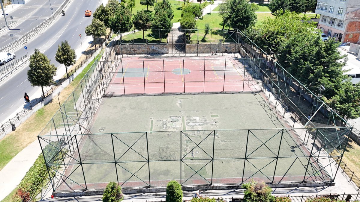 EB_parkbahce's tweet photo. Bölge Parkı'nda bulunan futbol ve basketbol sahalarımızı yenileyerek her yaştan vatandaşımızın keyifle spor yapabileceği modern alanlar oluşturuyoruz. ⚽ 🏀

Çalışmalarımız tamamlandığında çocuklarımızı, gençlerimizi ve tüm sporseverleri yepyeni sahalarımızda buluşturacağız. https://t.co/gbNr4kzUj8