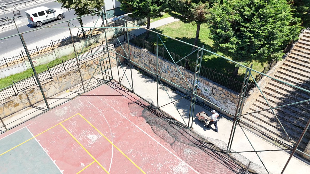 EB_parkbahce's tweet photo. Bölge Parkı'nda bulunan futbol ve basketbol sahalarımızı yenileyerek her yaştan vatandaşımızın keyifle spor yapabileceği modern alanlar oluşturuyoruz. ⚽ 🏀

Çalışmalarımız tamamlandığında çocuklarımızı, gençlerimizi ve tüm sporseverleri yepyeni sahalarımızda buluşturacağız. https://t.co/gbNr4kzUj8
