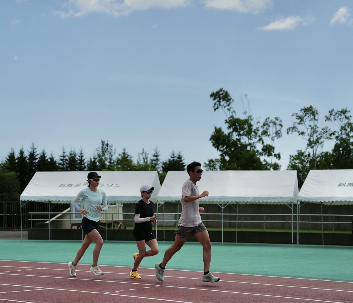 kushiro_sports's tweet photo. \陸上合宿🏃‍♂️/

#ダイハツ陸上競技部 🚗³₃

大阪府を拠点とする関西の実業団チーム✨
2年ぶりの来訪🙇‍♂️

2028年ロサンゼルス五輪代表選考のMGC出場権獲得者2名による強化合宿🔥
競技場にて、釧路の涼しい環境でトレーニング中🏋️‍♂️
この日は☀️の中23℃でした🎐

 #釧路市 #釧路陸上合宿2026 https://t.co/Zi3KdImww7