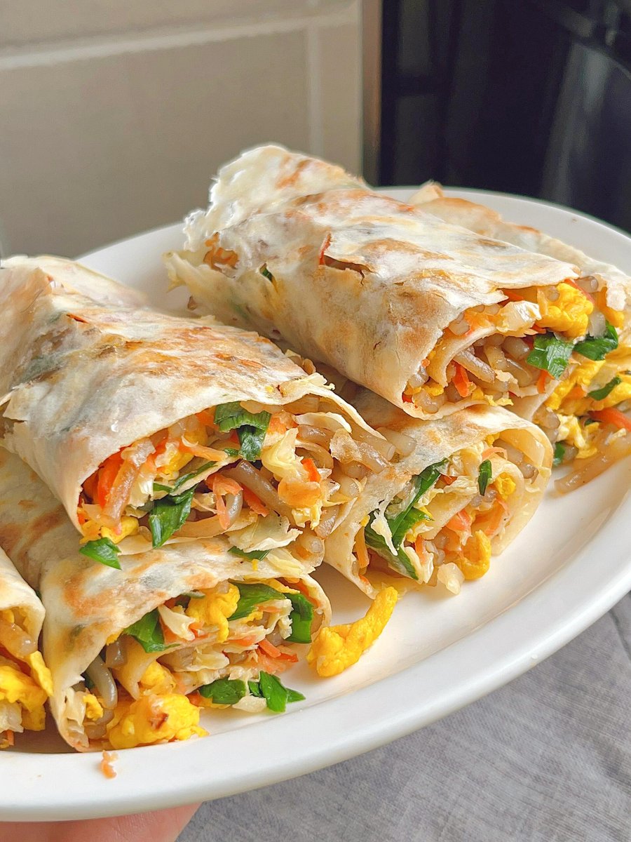 fkXlaOiCiA3ycjs's tweet photo. This crispy street pancake filled with savory veggies and crispy strips is the perfect on-the-go bite at the city alley—warm, fragrant and super satisfying! https://t.co/v6EHwPL283