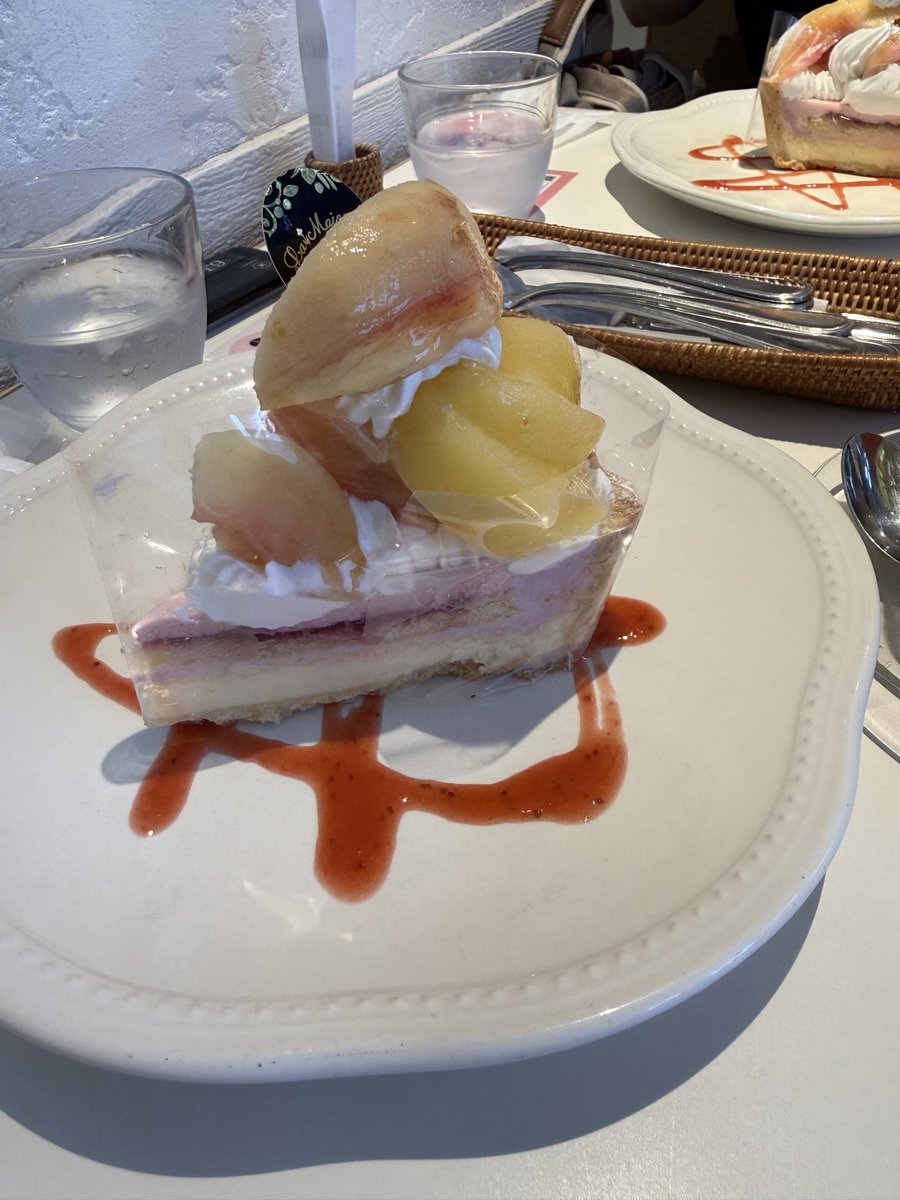 carm1707's tweet photo. 今日のお出かけで、頂いたスイーツたち🍨🍰
サンリオのイベントがあったので、カフェスペースでのソフトクリーム🍦
芸術的バランスの桃のレアチーズタルト🍑
どちらも大変美味でしたψ(๑ꔷ؎ꔷ๑ꕤ https://t.co/17850ej2BJ