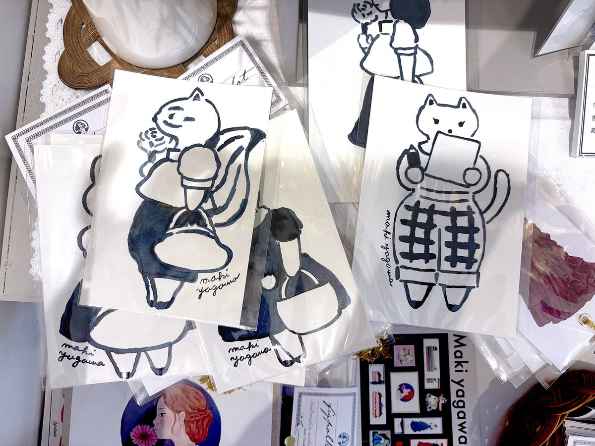 yagamaki's tweet photo. 作品展「やがわまきの記憶の引き出し」は終了しました。
久しぶりの作品展、原画も見てもらえる機会はとても久しぶりでした。
楽しんでもらえたでしょうか？

アンナとラパンさんの通販は、
明日26日いっぱいまで空いてます。
ラストまでぜひお楽しみください☺️
https://t.co/S2mYyASQfR
@annastwutea https://t.co/GIdEr9IRqN