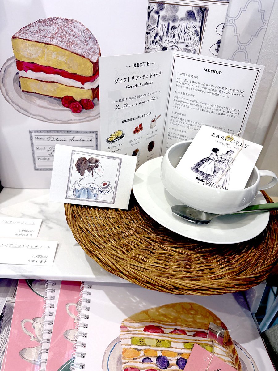 yagamaki's tweet photo. 作品展「やがわまきの記憶の引き出し」は終了しました。
久しぶりの作品展、原画も見てもらえる機会はとても久しぶりでした。
楽しんでもらえたでしょうか？

アンナとラパンさんの通販は、
明日26日いっぱいまで空いてます。
ラストまでぜひお楽しみください☺️
https://t.co/S2mYyASQfR
@annastwutea https://t.co/GIdEr9IRqN