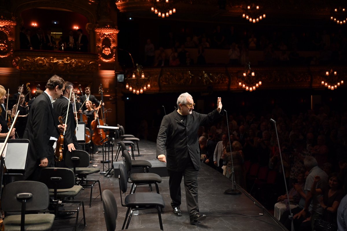 ocnesp's tweet photo. Ha sido un placer participar en un concierto tan especial para el que fue director titular y artístico de la #OCNE desde el 2003 hasta el 2012. ¡Enhorabuena por estos catorce años al frente de la dirección musical del Liceu, Josep @ConductorPons! 👏

📸 Fotos de Toni Bofill. https://t.co/z4GVlsxxBQ
