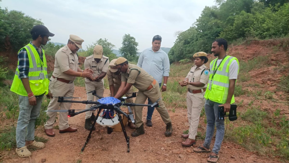 JanaSenaParty's tweet photo. వెయ్యి ఎకరాల్లో డ్రోన్ల సాయంతో సీడ్ బాల్స్

•మనుషులు అడుగుపెట్టలేని ప్రాంతాల్లో క్షీణించిన అడవుల పునరుద్ధరణ దిశగా అడుగులు 
•రాష్ట్రవ్యాప్తంగా 6,500 హెక్టార్ల విస్తీర్ణంలో మానవ వనరుల సాయంతో లక్షల విత్తన బంతులు వెదజల్లే పక్రియ పూర్తి
•30 వేల హెక్టార్ల లక్ష్యాన్ని నిర్ణీత కాల వ్యవధితో పూర్తి చేయాలన్న శ్రీ పవన్ కళ్యాణ్ గారు
•సీడ్ బాల్స్ వెదజల్లడంతోపాటు మొలకలకు రక్షణ కల్పించే బాధ్యత తీసుకోవాలి
•సీడ్ బాల్స్ పంపిణీ, వెదజల్లే కార్యక్రమంపై అటవీశాఖ అధికారులతో సమీక్షించిన ఉప ముఖ్యమంత్రివర్యులు శ్రీ  @PawanKalyan  గారు

వర్షపాతం, నేలలో తేమ వంటి వాతావరణ పరిస్థితులను ఎప్పటికప్పుడు పరిశీలన చేసుకుంటూ రాష్ట్రవ్యాప్తంగా సీడ్ బాల్స్ పంపిణీ కార్యక్రమాన్ని వేగవంతం చేయాలని రాష్ట్ర ఉపముఖ్యమంత్రివర్యులు, అటవీ పర్యావరణ శాఖల మంత్రి శ్రీ పవన్ కళ్యాణ్ గారు స్పష్టం చేశారు. అడవులు క్షీణించిన ప్రాంతాల్లో సీడ్ బాల్స్ జారవిడిచే కార్యక్రమాన్ని వేగవంతం చేసేందుకు మరిన్ని డ్రోన్ల సహాయం తీసుకోవాలన్నారు. రాష్ట్రంలో అటవీ పునరుద్ధరణ, 50 శాతం గ్రీన్ కవర్ లక్ష్యాల్లో సీడ్ బాల్స్ పంపిణీ కార్యక్రమం అత్యంత కీలక ప్రక్రియ అని తెలిపారు. జిల్లాల వారీగా సీడ్ బాల్స్ పంపిణీ, వెదజల్లే కార్యక్రమం, డ్రోన్ సాంకేతికత వినియోగంపై అటవీశాఖ ఉన్నతాధికారులతో శనివారం మధ్యాహ్నం సమీక్షించారు. రాష్ట్రవ్యాప్తంగా ఇప్పటి వరకు ఎన్ని ఎకరాల్లో సీడ్ బాల్స్ వెదజల్లే ప్రక్రియ పూర్తయ్యింది? డ్రోన్ల సాయంతో ఎంత విస్తీర్ణంలో సీడ్ బాల్స్ జారవిడిచారు? తదుపరి లక్ష్యాలు తదితర అంశాలను ఈ సందర్భంగా అధికారులు శ్రీ పవన్ కళ్యాణ్ గారికి వివరించారు.
ఉపముఖ్యమంత్రివర్యుల ఆదేశాల మేరకు రాష్ట్రవ్యాప్తంగా 3 కోట్లకు పైగా సీడ్ బాల్స్ సిద్ధం చేయగా, ఇప్పటి వరకు 63 లక్షలకు పైగా సీడ్ బాల్స్ దాదాపు 6,500 హెక్టార్ల విస్తీర్ణంలో వెదజల్లే ప్రక్రియ పూర్తి చేసినట్టు అధికారులు తెలిపారు. అందులో మానవ వనరుల సాయంతో సుమారు 6 వేల హెక్టార్ల పరిధిలో 59 లక్షల సీడ్ బాల్స్ వెదజల్లినట్టు, మొట్టమొదటి సారి డ్రోన్ల సాయంతో అడవుల్లో లోయ ప్రాంతాలకి వెళ్లి సీడ్ బాల్స్ జారవిడిచినట్టు వివరించారు. సుమారు వెయ్యి ఎకరాల్లో డ్రోన్స్ ద్వారా సీడ్ బాల్స్ జార విడిచినట్లు తెలిపారు.అత్యధికంగా రాజమహేంద్రవరం సర్కిల్ పరిధిలో దాదాపు 28 లక్షల సీడ్ బాల్స్ వెదజల్లగా, అందులో డ్రోన్ సాయంతో 2.26 లక్షలు జారవిడిచినట్టు అధికారులు చెప్పారు. విశాఖ అటవీ డివిజన్‌లో 7.50 లక్షలు, కర్నూలు అటవీ ప్రాంతంలో 8.67 లక్షల సీడ్ బాల్స్ పంపిణీ ప్రక్రియ పూర్తి చేసినట్టు వెల్లడించారు. ప్రస్తుతం వాతావరణ పరిస్థితుల ఆధారంగా చింతూరు, పీటీ ఆత్మకూరు, గిద్దలూరు, మార్కాపురం, వైఎస్ఆర్ కడప డివిజన్లలో డ్రోన్ల ద్వారా సీడ్ బాల్స్ జారవిడిచే కార్యక్రమాన్ని కొనసాగిస్తున్నట్టు, మానవ వనరులు చేరుకోవడం కష్టంగా ఉండే అటవీ ప్రాంతాలను డ్రోన్ ద్వారా చేరుకోవడం సులభం అవుతుందని చెప్పారు. 
ఈ సందర్భంగా శ్రీ పవన్ కళ్యాణ్ గారు మాట్లాడుతూ “ఎల్ నినో వల్ల ఏర్పడిన వర్షాభావ పరిస్థితులు సీడ్ బాల్స్ వెదజల్లే ప్రక్రియకు కొంత మేర ఇబ్బందులు కలిగించవచ్చు. వర్షాలు కురుస్తున్న ప్రాంతాల్లో మాత్రం జాప్యానికి తావు లేకుండా సీడ్ బాల్స్ వెదజల్లే కార్యక్రమాన్ని కొనసాగించాలి. అవసరం అయితే డ్రోన్ల సంఖ్య పెంచే విధంగా చర్యలు తీసుకోండి. అటవీ ప్రాంతాల్లో పచ్చదనం తగ్గిన చోట కచ్చితంగా అడవి పునరుద్ధరణ మొదలవ్వాలి. మానవ వనరులతో సీడ్ బాల్స్ వెదజల్లిన ప్రాంతాల్లో మొలకలు వస్తే, వాటిని సంరక్షించడం కోసం  తగిన చర్యలు తీసుకోవాలి. 50 శాతం గ్రీన్ కవర్ సాధించాలన్న కూటమి ప్రభుత్వ లక్ష్యాల్లో సీడ్ బాల్స్ వెదజల్లే కార్యక్రమం అత్యంత ప్రధానమైనది. ఈ కార్యక్రమ నిర్వహణలో ఎవరూ అలక్ష్యంగా ఉండవద్దు. సీడ్ బాల్స్ చల్లి సరిపుచ్చకుండా, వేడి తీవ్రత ఎక్కువగా ఉండే అవకాశం ఉన్న నేపథ్యంలో మొక్కల పరిరక్షణ బాధ్యతను కూడా స్వీకరించాల”న్నారు.
