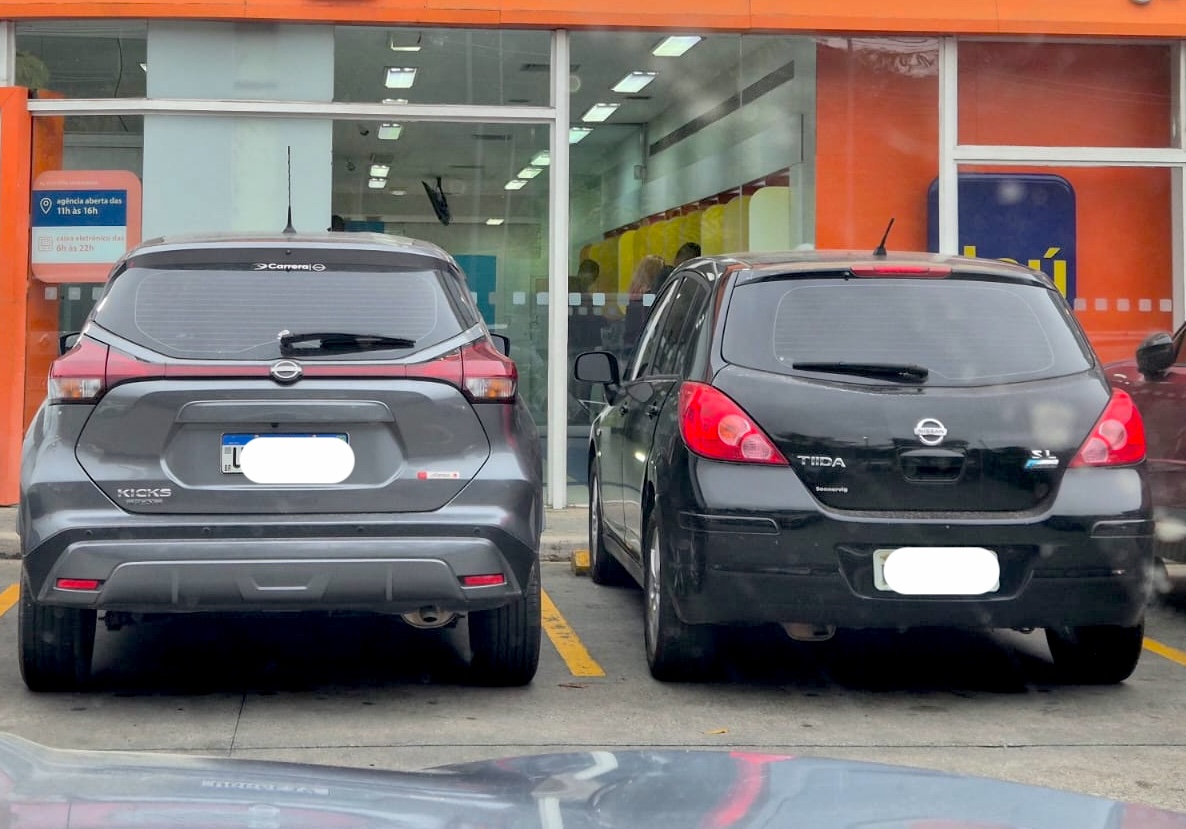WeiseFranklin's tweet photo. De-evolution numa foto. 

Dois carros da Nissan de mesmo porte (comprimento e entre-eixos) separados por 15 anos. 

O antigo é mais potente, mais espaçoso, mais confortável (MUITO mais) e mais bem-acabado. Sério, a comparação é até covardia. 

A propósito, o Tiida é um dos segredos mais bem-guardados do mercado automotivo brasileiro. O carro não era nada menos que sensacional - mas quase ninguém sabia disto.