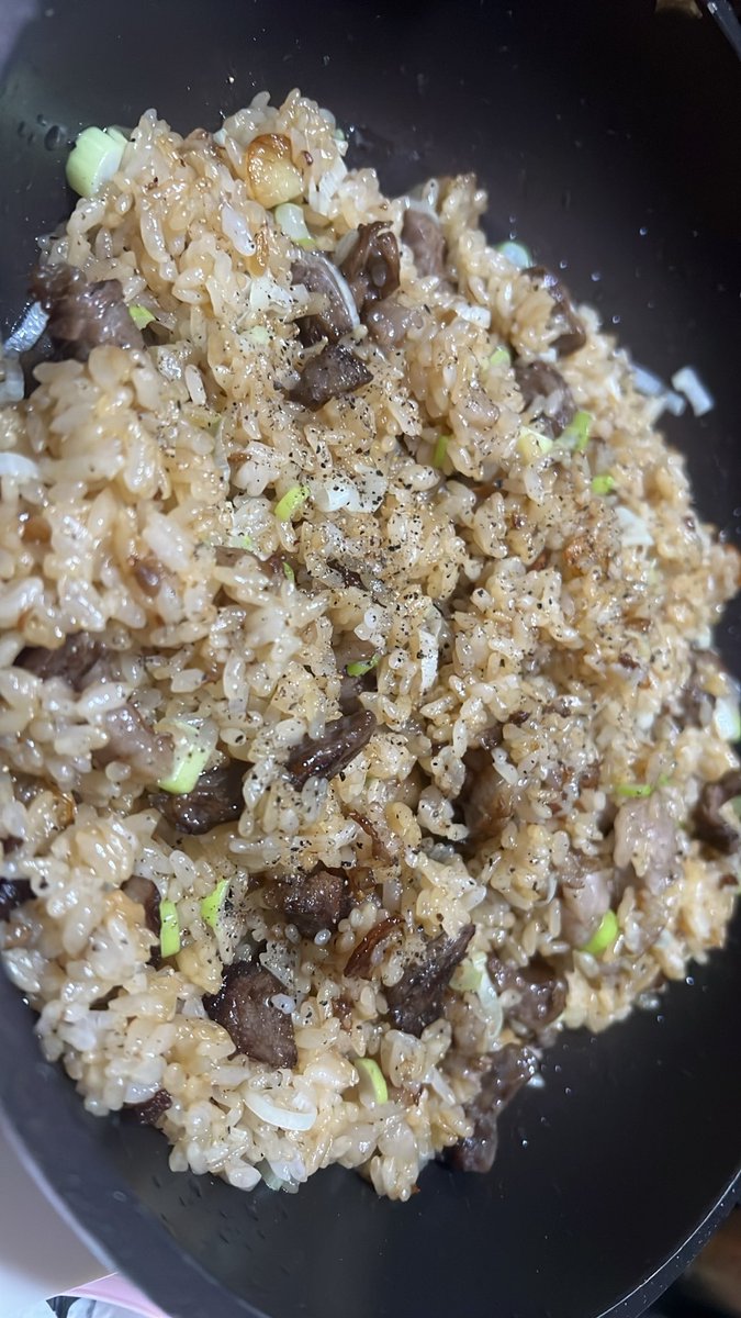 gonzotera's tweet photo. 成形肉の切れ端でも美味かった
黒毛和牛のガーリックライス https://t.co/PYZWW0TooE
