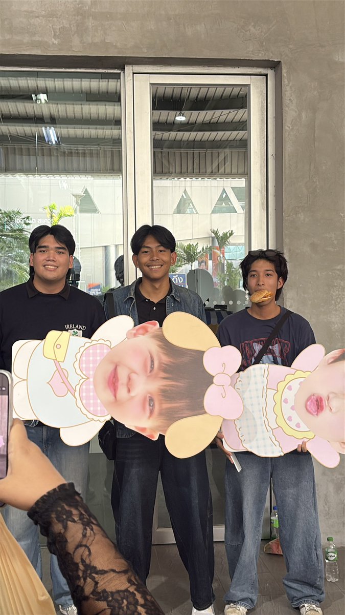 Bex_am's tweet photo. คอนเสิร์ตใหญ่จะพลาด น้องเวฟเพื่อนรักภีมได้ไง😭

#PEEMWASU 
#BUS_LIGHTASONE_D2 https://t.co/vNJMeUOpNR