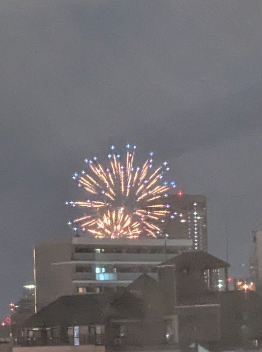 zantXX's tweet photo. 三年目の大阪、天神祭。
今年は家から見れることに気づいたのでとても良き。 https://t.co/HptTXx5f4N