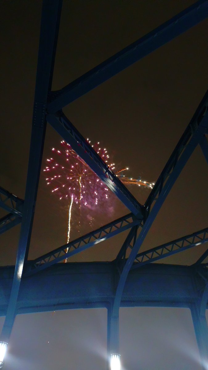 sagalute's tweet photo. ポリの力強い観客誘導を掻い潜りながらどうにかブレなしで撮れた花火
#隅田川花火大会 #隅田川花火大会2026 #駒形橋 https://t.co/K4CASA3QHD