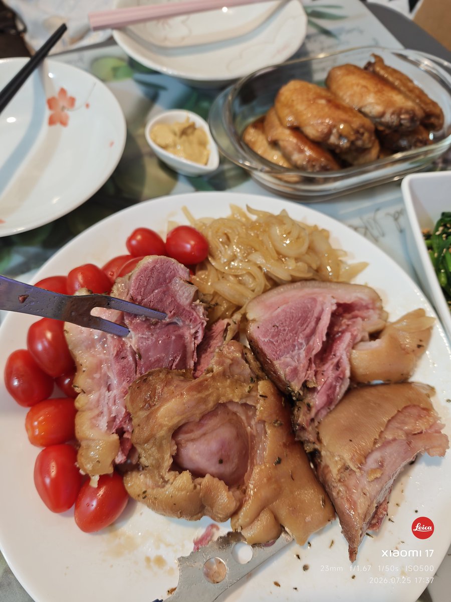 TinHoBlogger's tweet photo. 7/25（土）
👨🏼‍🍳いただきます！今晩の飯ない、生姜焼の手羽中、豚のすね肉とほうれん草だけの夕食🫰😋😋

#美味しい
#夕食 
#豚肉 
#鶏肉 
#ほうれん草 https://t.co/OcEXEnO7qv