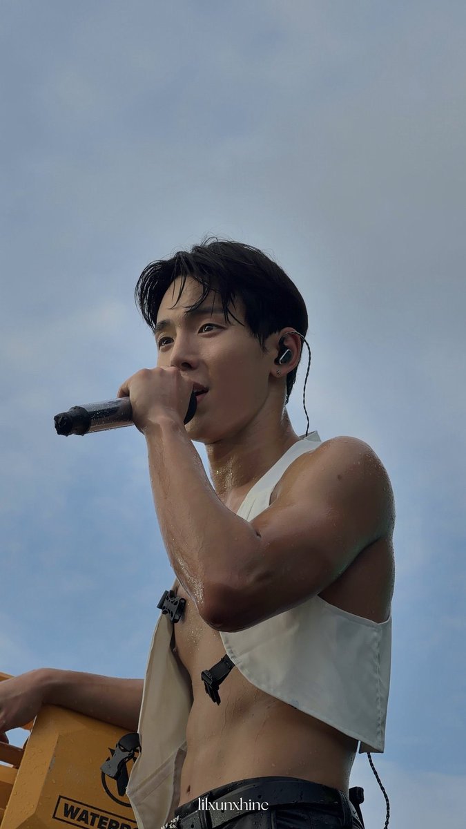 _imnamego5rae's tweet photo. SHOWNU AT WATERBOMB https://t.co/UEPG4nATwC