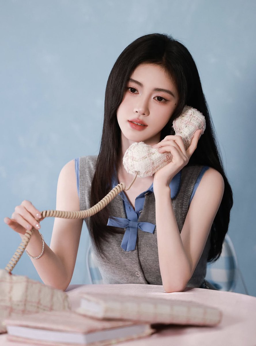 JINGYIchic's tweet photo. Hi, aku Ju Jingyi made in china kelahiran 1994. Aku dari Production Division, visi misiku bekerja di Velvera untuk menaikan pajak pengrajin pengrajin kecil. Selain itu aku denger denger di Velvera jam istirahat dikasih chikuro sama teazzi jadi aku keminat. Salam kenal ya moots😘 https://t.co/sWOvZOFEVu