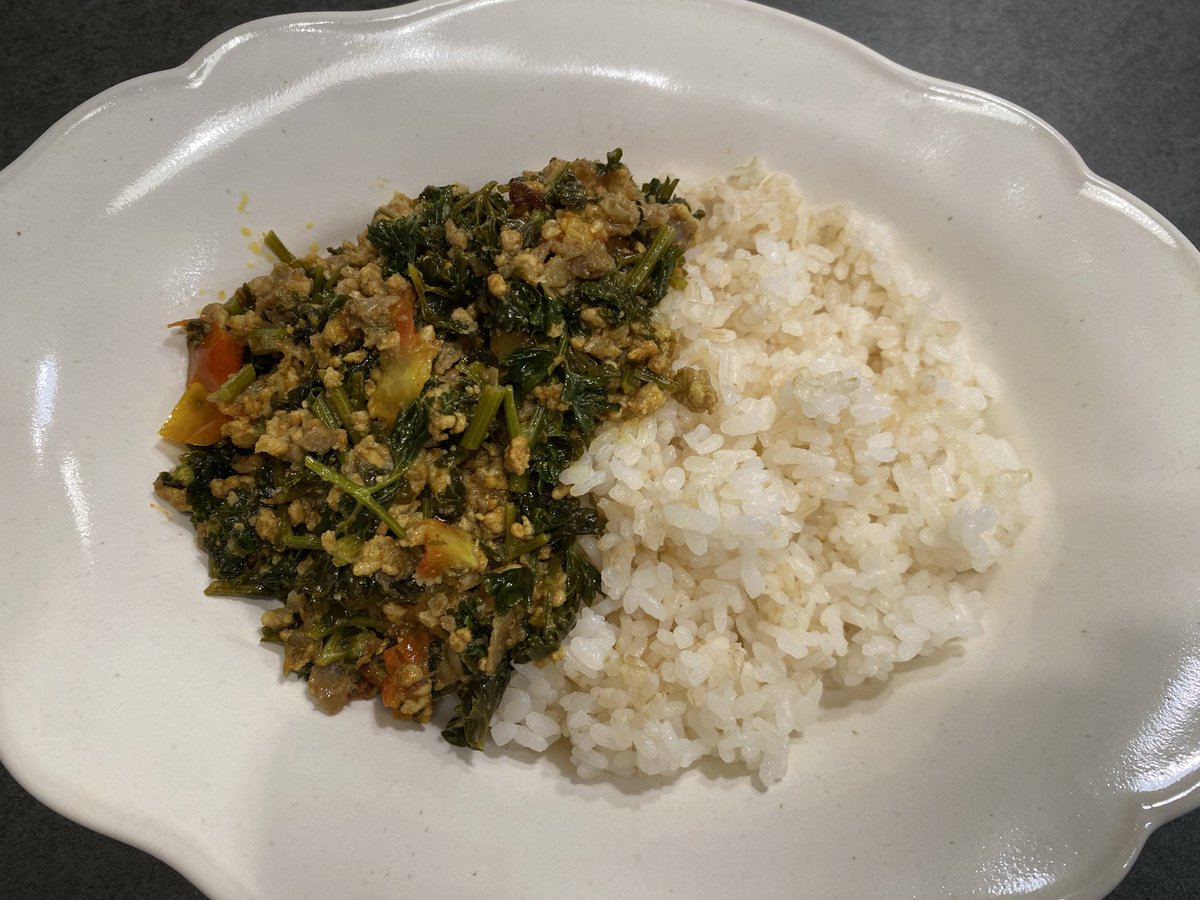 mnm02_13's tweet photo. #シャニごめ  聴いてからずーーーーーーーっと作りたかったパセリカレーを作りました！！！パセリ好きにはたまらん...パセリの爽やかさがスパイスと合う！！！シャニごめを聴いていなければ出会えなかった...あかり先生、ぴらちゃん...ありがとう！！！ https://t.co/Op7gpCT9X3