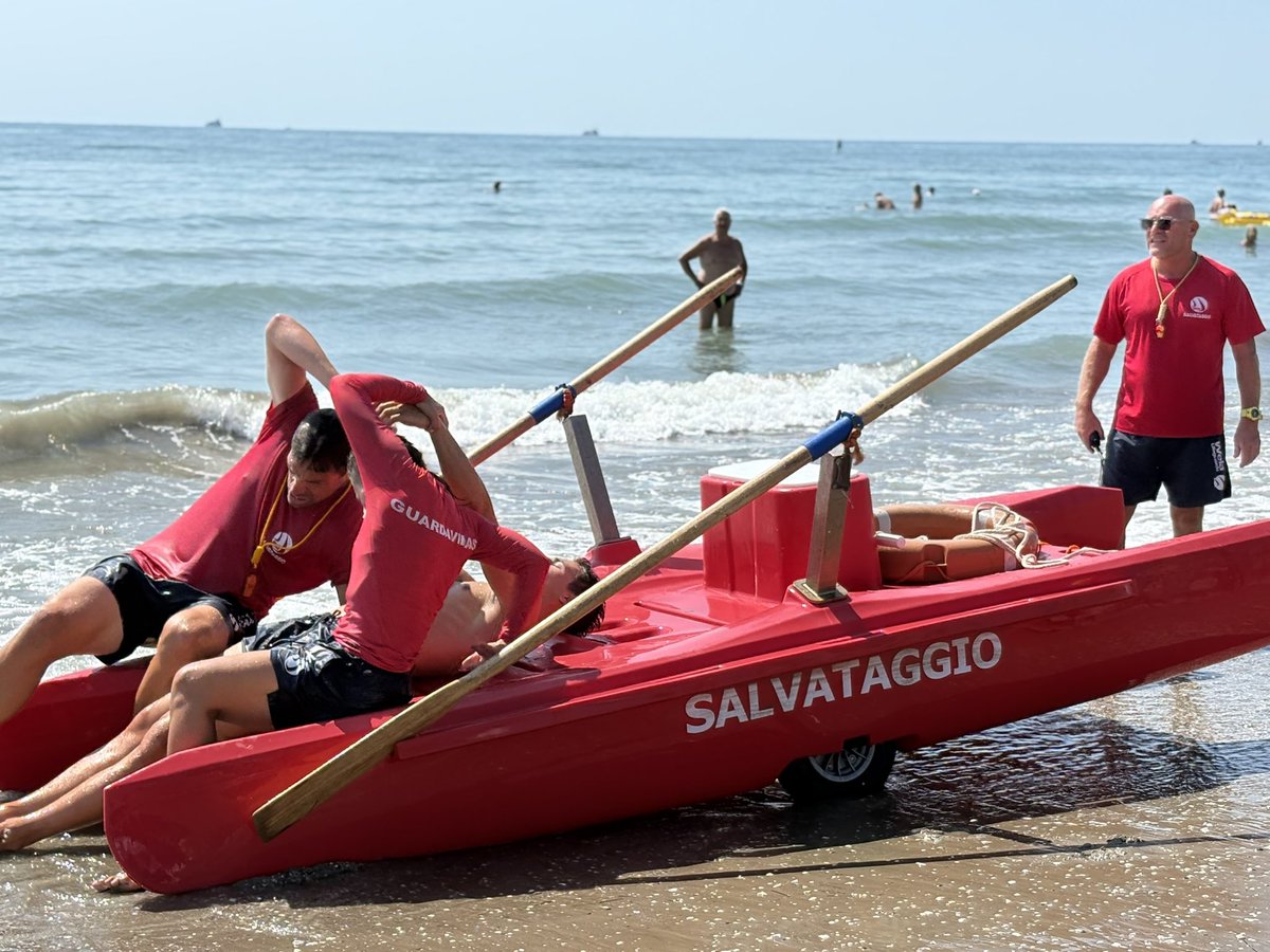 comunevenezia's tweet photo. 🛟 🐕‍🦺 Dimostrazioni di salvataggio in mare, recupero di bagnanti in difficoltà, manovre di primo soccorso e spettacolari esercitazioni con i cani da salvataggio: al #Lido di Venezia è tornata #BandieraBlu: al mare in sicurezza! 

🌊 L'iniziativa, organizzata in occasione della Giornata mondiale della prevenzione dell'annegamento del 25 luglio, ha coinvolto organizzazioni e bagnanti in una mattinata dedicata alla cultura della prevenzione e della sicurezza in mare, attraverso dimostrazioni pratiche e attività informative. 

🔹Presente l’assessore al Rapporto con il mondo della pesca e l'economia del mare Alessandro Scarpa Marta: “Il Comune di Venezia partecipa con piacere a questa iniziativa e ringrazio coloro che ogni giorno sono impegnati a sorvegliare la nostra sicurezza al mare e tutti i volontari presenti anche questa mattina per una dimostrazione delle loro attività".

🔸 Presente anche la presidente di Municipalità Lido Pellestrina Marina Faraguna.

🔗Comunicato stampa: https://t.co/rAZfOyj6nL