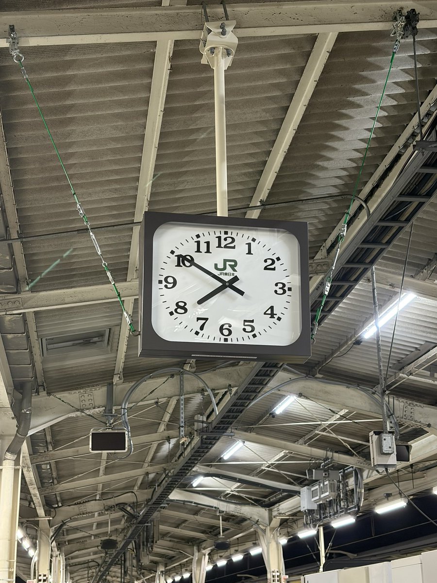 shiocabetsu's tweet photo. JRの白い時計見慣れなさすぎて、私の世界だけモノクロになったのかと思った https://t.co/lN2goMxsFf