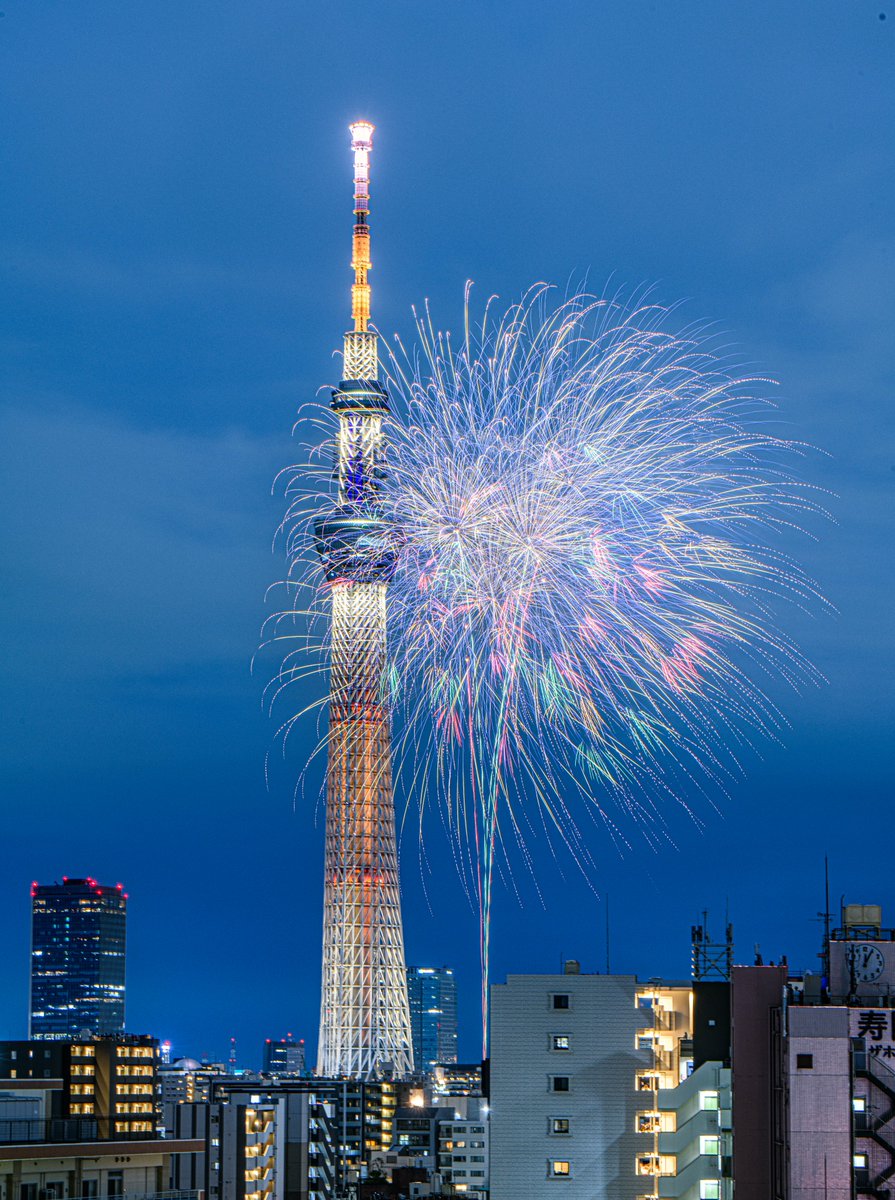haskap1017's tweet photo. 今年もスカイツリーと撮る隅田川花火大会が綺麗です！ https://t.co/p4Or7Cp2NN