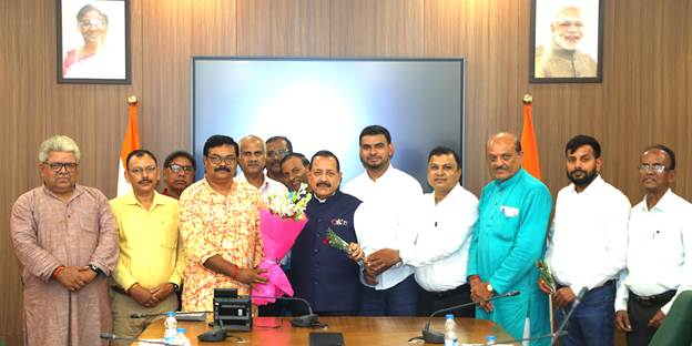 PIB_India's tweet photo. Government committed to engaging with employee organisations through regular dialogue and constructive consultations: Union Minister @DrJitendraSingh 

Legacy service grievances pending for nearly three decades resolved through transparent and Employee-Centric Governance: Union Minister Dr. Jitendra Singh 

Read here: https://t.co/NaehWxAMsw