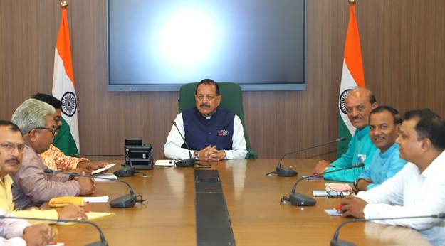 PIB_India's tweet photo. Government committed to engaging with employee organisations through regular dialogue and constructive consultations: Union Minister @DrJitendraSingh 

Legacy service grievances pending for nearly three decades resolved through transparent and Employee-Centric Governance: Union Minister Dr. Jitendra Singh 

Read here: https://t.co/NaehWxAMsw